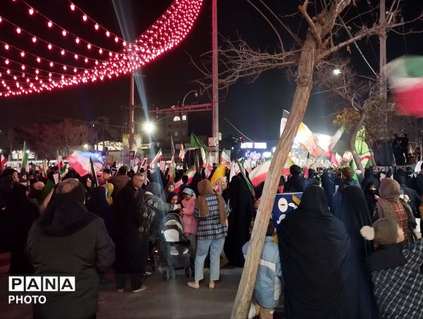 حضور مردمان محله های مختلف در چهارراه برق مشهد