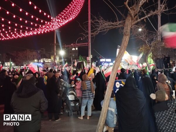 حضور مردمان محله های مختلف در چهارراه برق مشهد