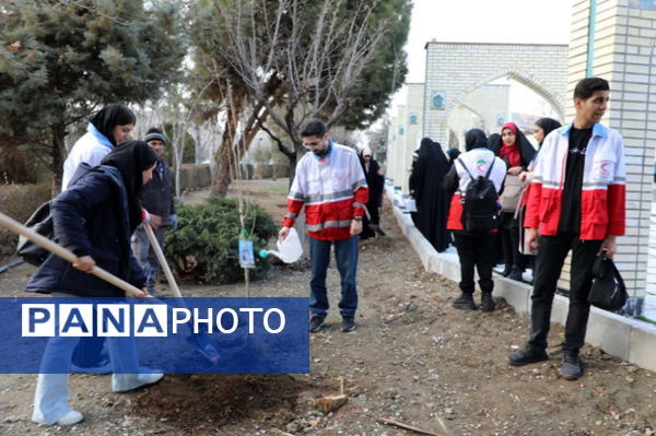آیین گلباران مزار شهدا و غرس نهال به یاد شهدا در دانشگاه آزاد واحد کرج