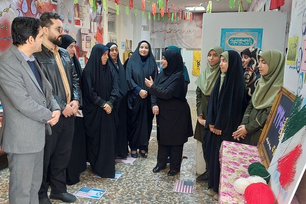افتتاحیه نمایشگاه «مدرسه انقلاب» در مدرسه شهید شرافت بهارستان‌دو