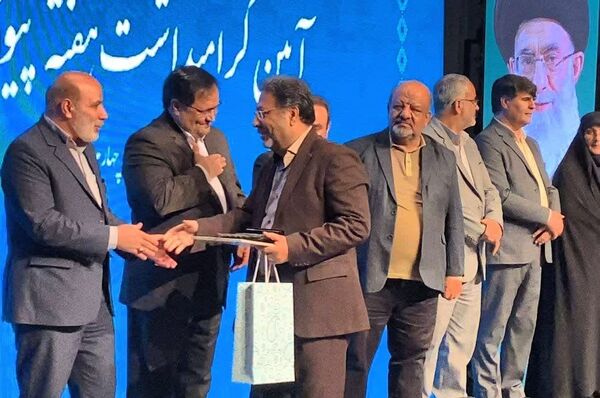 گرامیداشت هفته پیوند اولیا و مربیان با حضور وزیر آموزش و پرورش منطقه 14 و تقدیر از انجمن های برتر مناطق 19 گانه شهر تهران 