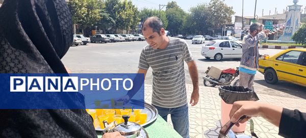 توزیع شربت و شیرینی به مناسبت میلاد پیامبر اسلام (ص) 