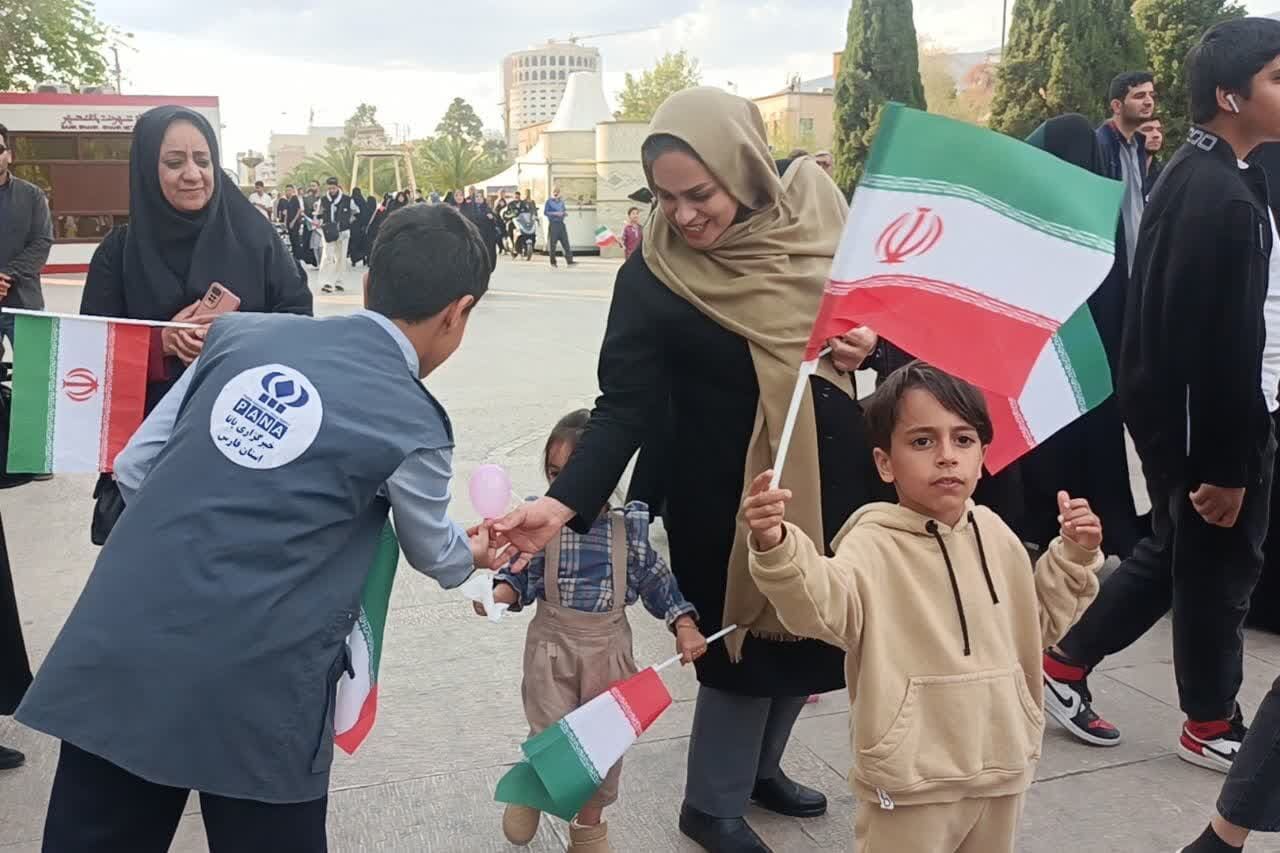 پخش شیرینی میان مردم توسط خبرنگار پانا در پی پیروزی سپاه پاسداران/ فیلم