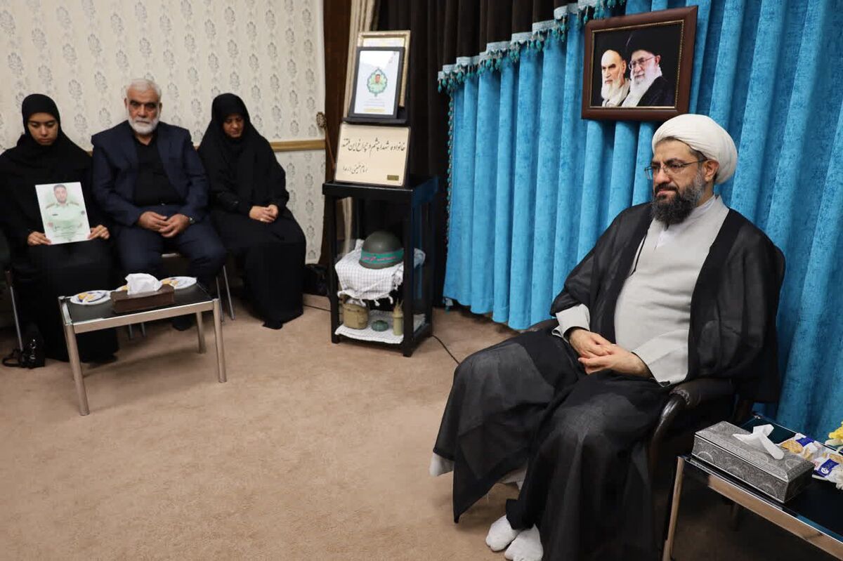  نماینده ولی‌فقیه در همدان از خانواده شهید امیر سیفی تجلیل کرد