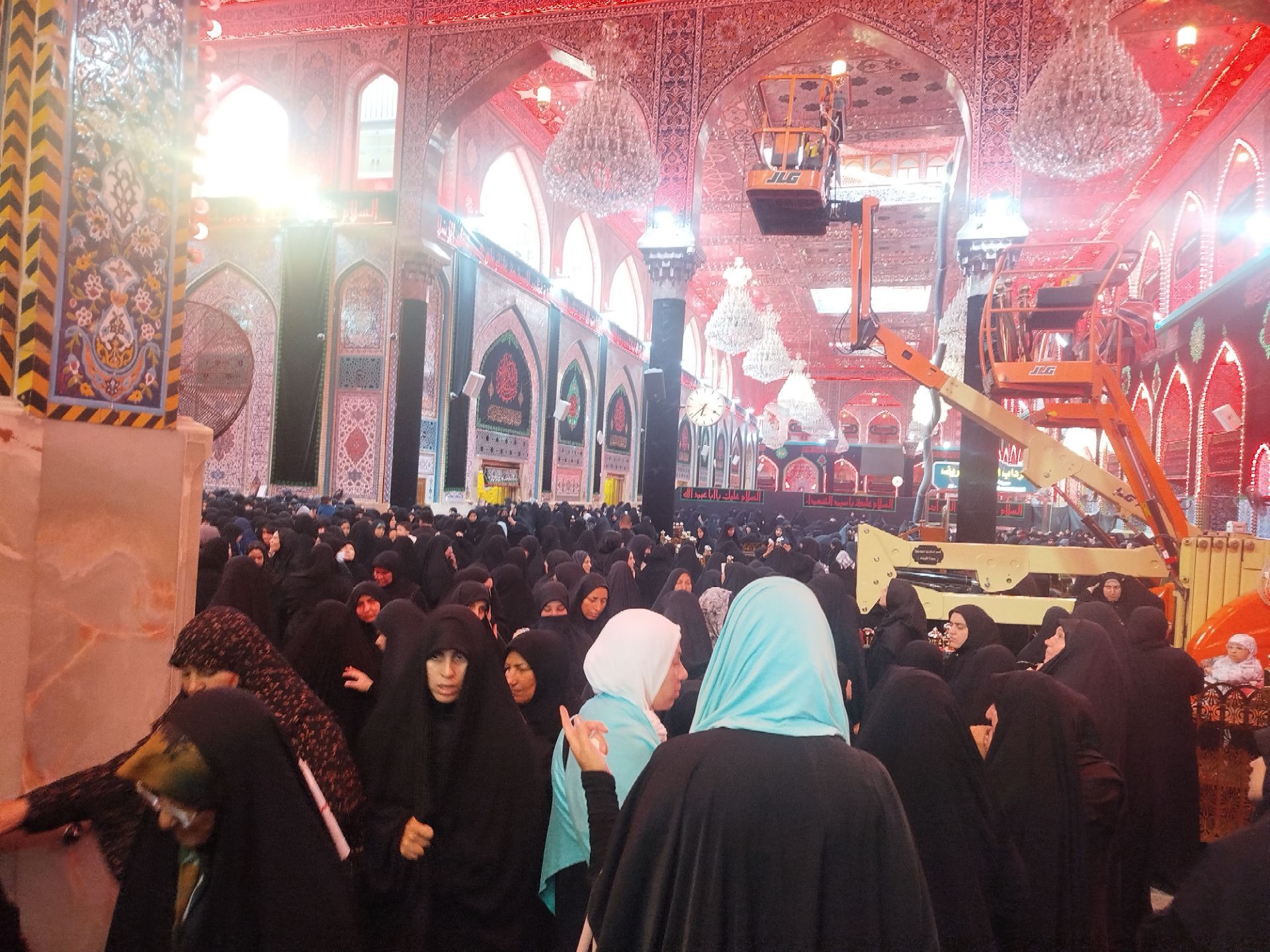 عاشقان حرم اباعبدالله الحسن در روز اربعین عراق 