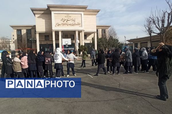 المپیاد ورزشی درون مدرسه‌ای به مناسبت گرامیداشت دهه فجر در آموزشگاه آرمینه مصلی نژاد شهرری