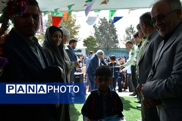 برگزاری جشن شکوفه‌های کلاس اولی دربهارستان‌دو