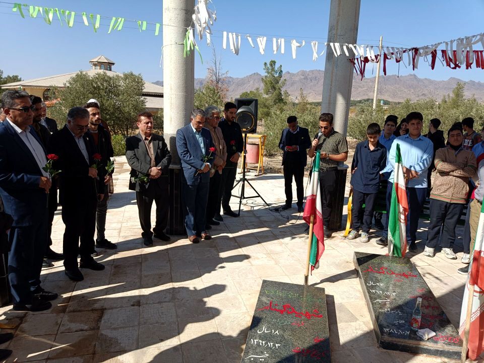 غبارروبی مزار شهدای گمنام دانشگاه آزاد اسلامی واحد کاشمر 
