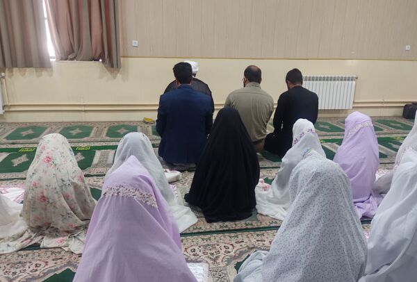 نماز جماعت ظهر و عصر به امامت امام جمعه حاجی‌‌آباد