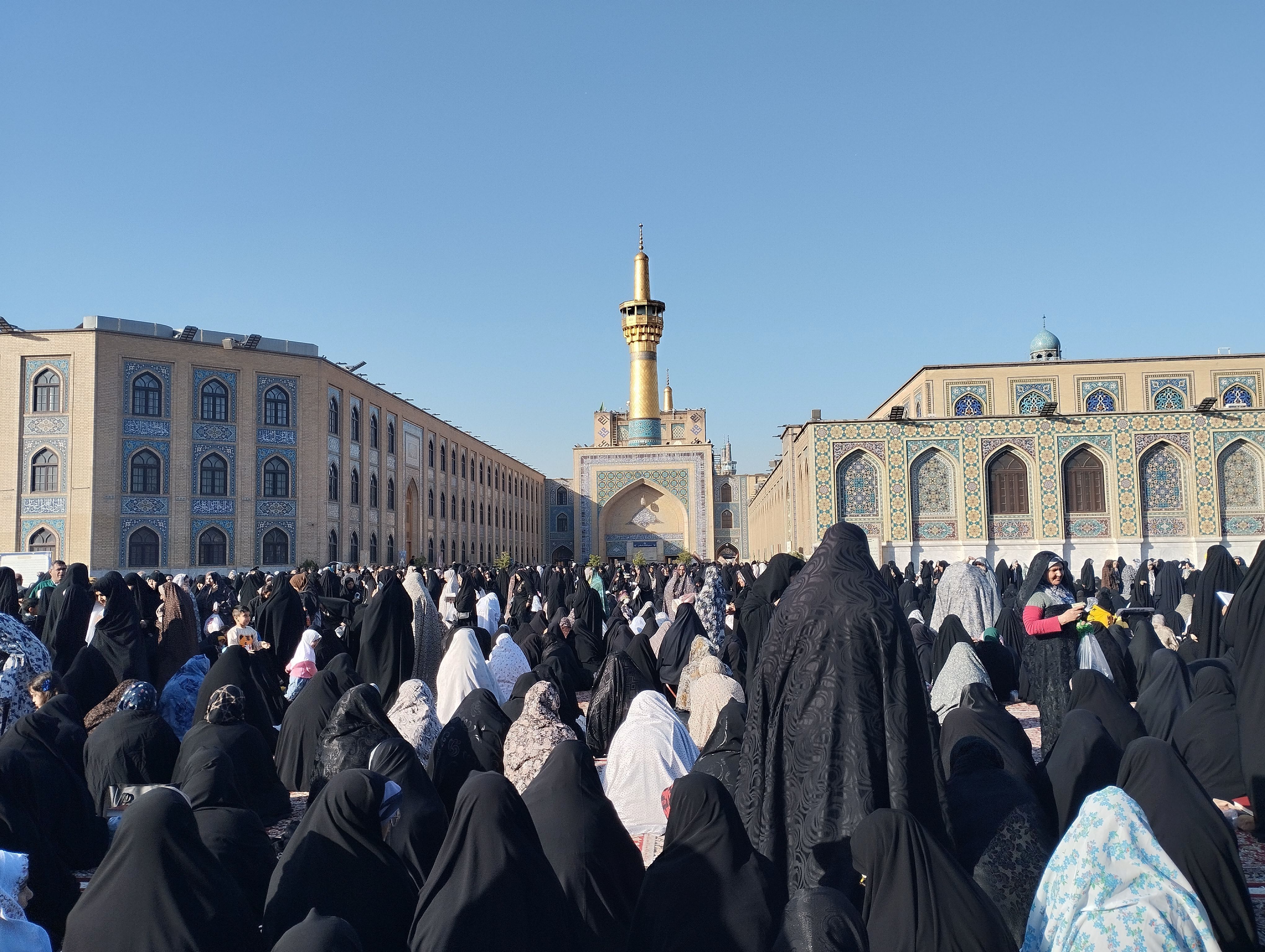 اقامه نماز عید فطر در حرم مطهر رضوی