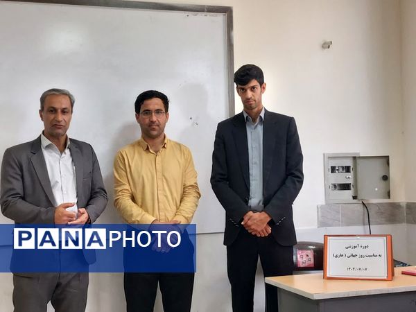 دوره آموزشی بهداشتی ویژه روز جهانی هاری در دبیرستان رئیس زاده خلیل آباد