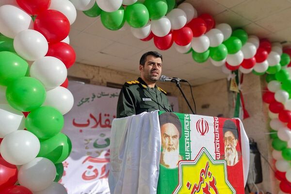 آیین نواخته شدن زنگ انقلاب اسلامی در مدرسه آیت‌الله خامنه‌ای قرچک