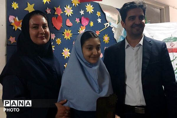 تجلیل از برگزیدگان جشنواره هنری فردا و المپیاد ورزشی در دبستان رضوان بهارستان‌دو