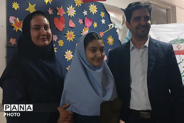 تجلیل از برگزیدگان جشنواره هنری فردا و المپیاد ورزشی در دبستان رضوان بهارستان‌دو