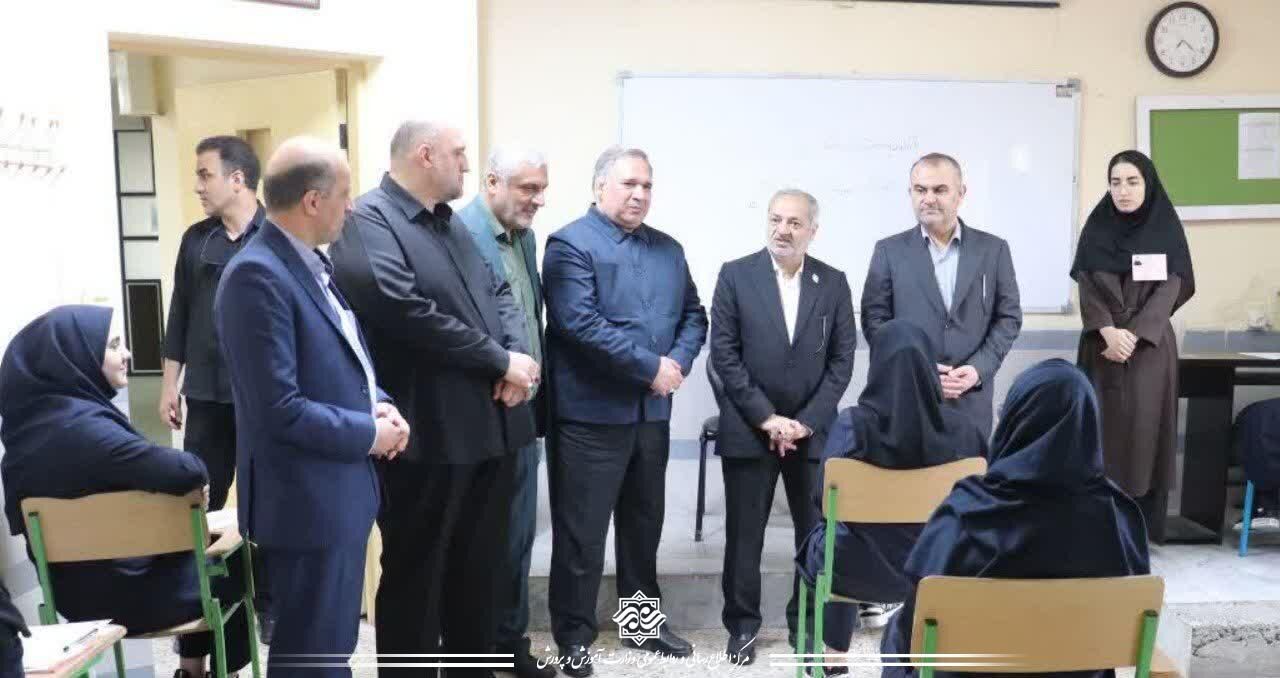 بازدید وزیر آموزش و پرورش از مرکز برگزاری آزمون نهایی در تنکابن