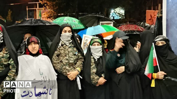 قیام مردم انقلابی کوهدشت زیر بارش الهی