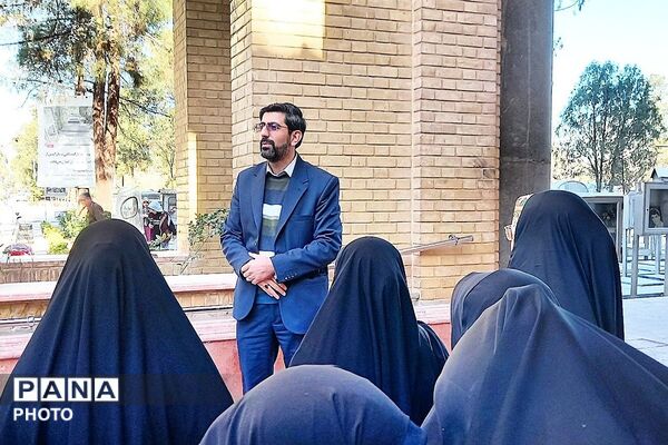 غبار روبی مزار شهیدان رجایی و باهنر با حضور وزیر آموزش و پرورش 