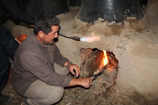 آماده‌سازی هلیم عاشورا در روستای اسحاق آباد نیشابور 