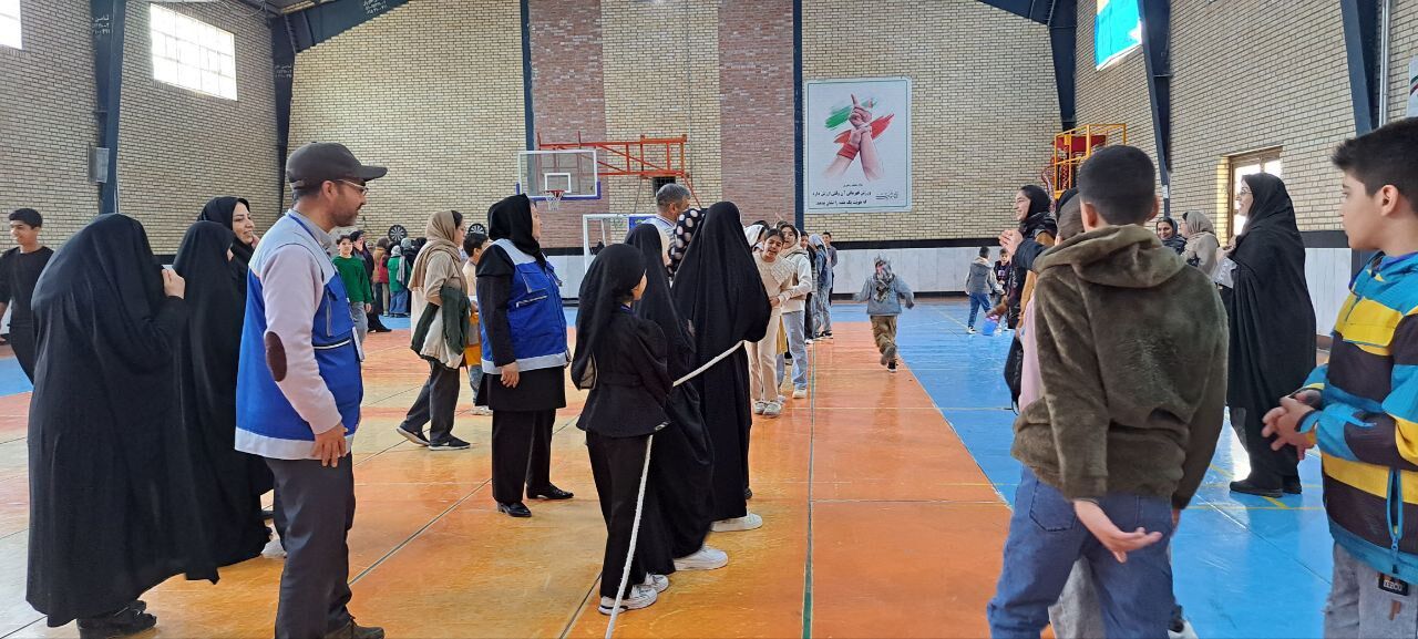 مسابقات طناب‌کشی و دارت در سالن زینبه شهرستان شیروان