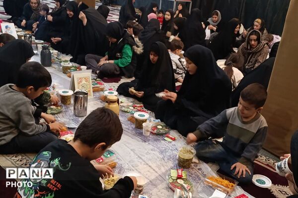 برپایی سفره بزرگ اطعام افطار در مسجد علی اکبر شهرستان قرچک