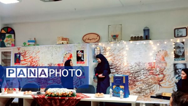 نشست ادبی دانش‌آموزان در کافه کتاب آموزشگاه هیات امنایی فرزانگان