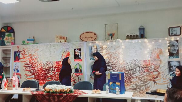 نشست ادبی دانش‌آموزان در کافه کتاب آموزشگاه هیات امنایی فرزانگان