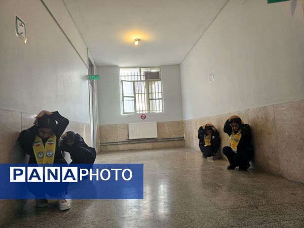 اجرای مانور زلزله در دبیرستان حاج علی اکبر گراشی ناحیه 3 شیراز