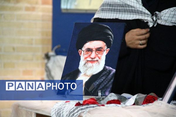 اهدا لوازم تحریر به دانش‌آموزان کم برخوردار در دبستان شهید خبره فرشچی ناحیه یک شهرری