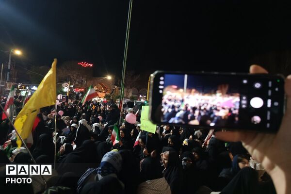 حضور دانش‌آموزان و نوجوانان در راهپیمایی شبانه اردبیل
