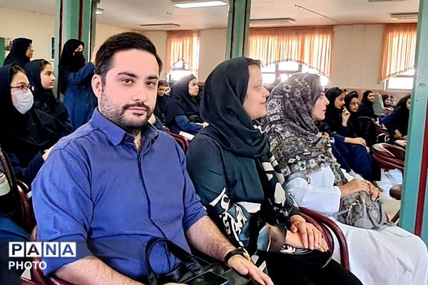 طرح «هر دانش‌آموز یک مهارت» با حضور کارآفرینان برتر شهرستان دماوند ، در دبیرستان احمد ابراهیمی