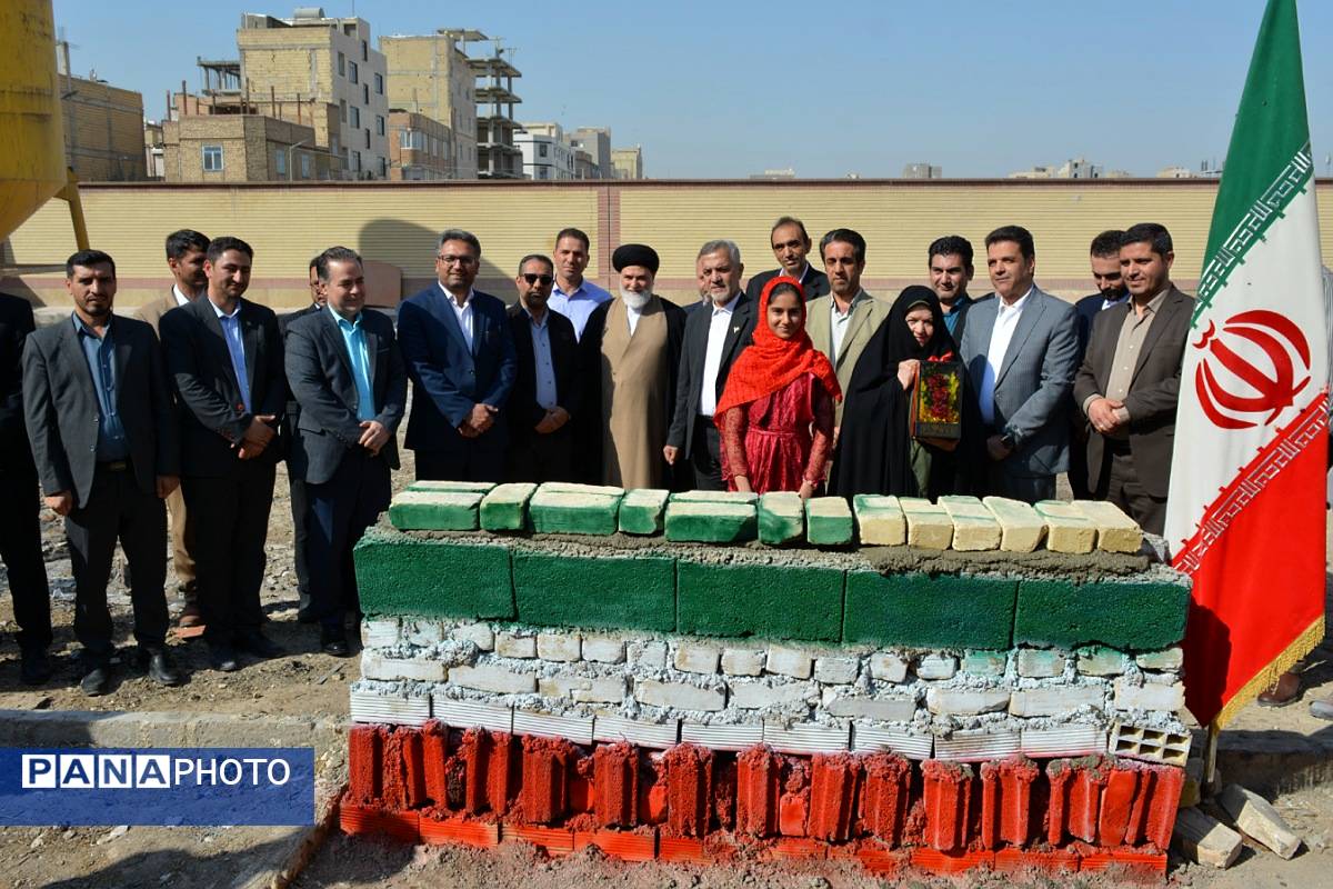 حاج مجید خوئی و بانو کمپانی، سازندگان ۹ کلاس جدید برای دختران بهارستانی