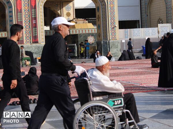 بارگاه منوّر رضوی در سالروز شهادت امام رضا (ع) یکپارچه سیاهپوش و لبریز از سوز و گداز عزاداران شد