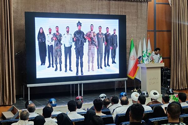 فرهنگ‌سازی با عمل؛ اهدای کلاه ایمنی رایگان در همایش طلایه‌داران ترافیک شهریار