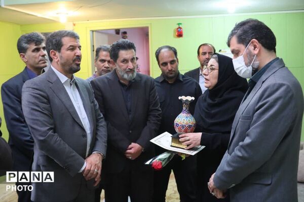 حضور استاندار همدان در کنار اعضای بهزیستی
