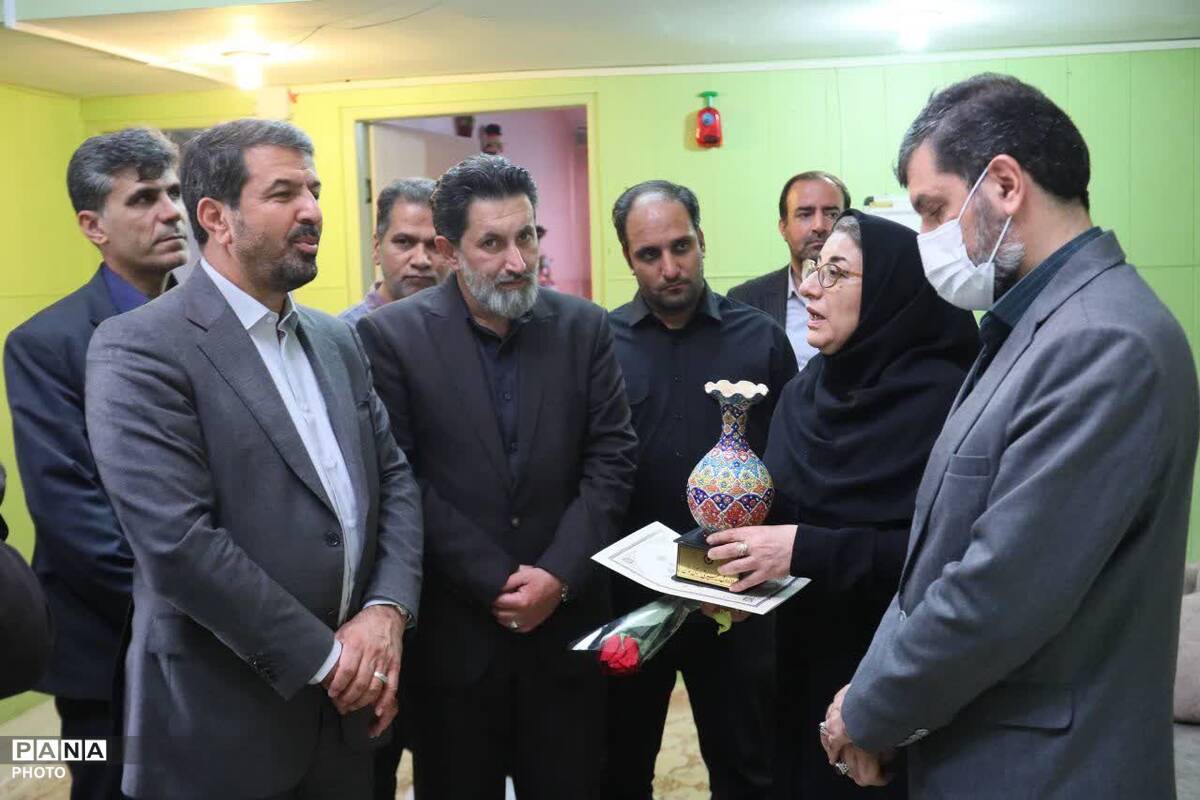 حضور استاندار همدان در کنار اعضای بهزیستی