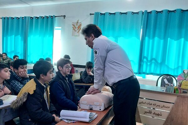 آموزش کمک‌های اولیه با بازی مار پله در دبستان قلنبر ناحیه 2 شهرری 