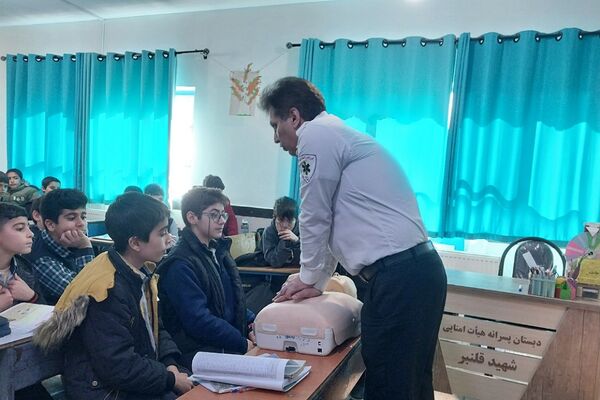 آموزش کمک‌های اولیه با بازی مار پله در دبستان قلنبر ناحیه 2 شهرری 
