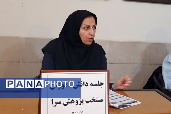 جلسه مدیر با دانش آموزان منتخب پژوهشسرا در دبیرستان شهدای هسته ای قرچک