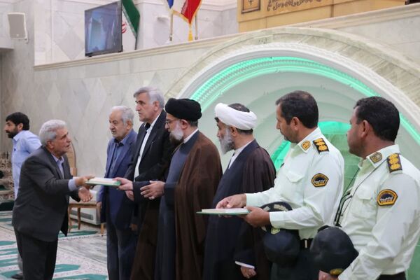 حضور با شکوه دانش‌آموزان و فرهنگیان در مراسم پر فیض نماز جمعه آباده در آستانه روز دانش‌آموز