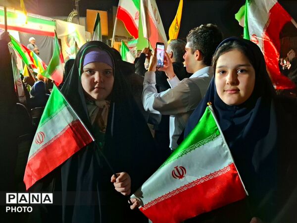 مردم شریف مشهد با شعار " هوا فضای سپاه، بزن به کاخ سیاه"  تاریکی شب‌ را روشن کردند
