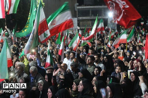 عقد دو زوج ورامینی در میدان امام خمینی ورامین در سالروز ازدواج حضرت علی(ع) و حضرت فاطمه (س)