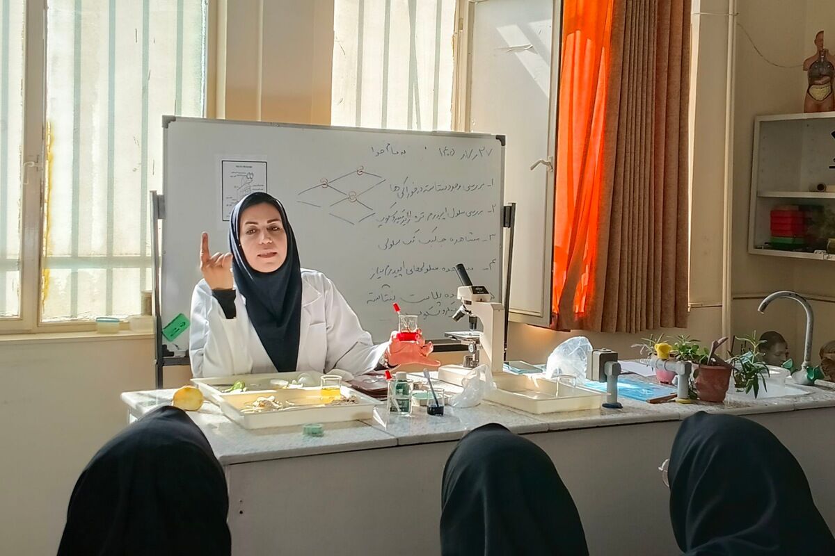 بازدید دبیرستان عفت آهنگری از پژوهش سرای زکریای رازی