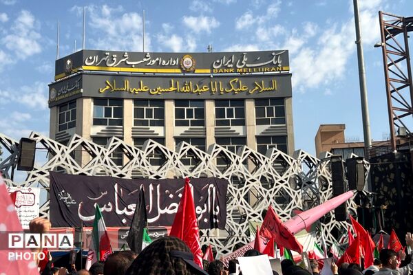 حماسه حضور مردم ایران در مراسم تشییع رهبر شهید