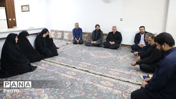 دیدار استاندار البرز و نماینده رئیس مجلس شورای اسلامی با خانواده معظم شهدا