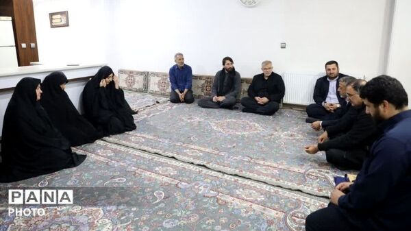 دیدار استاندار البرز و نماینده رئیس مجلس شورای اسلامی با خانواده معظم شهدا