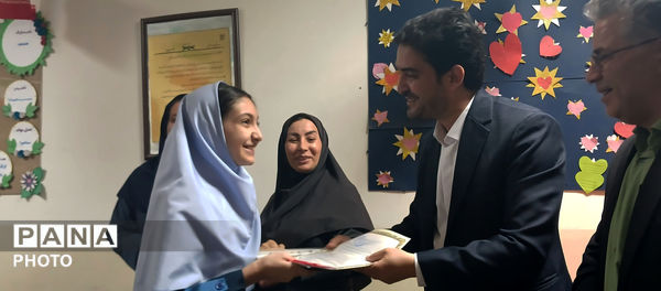 تجلیل از برگزیدگان جشنواره هنری فردا و المپیاد ورزشی در دبستان رضوان بهارستان‌دو