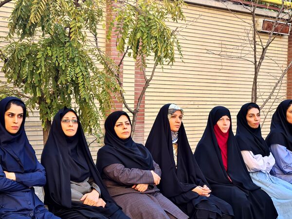آئین نواختن زنگ مهر در دبیرستان دخترانه فرهنگ ۱۳ 