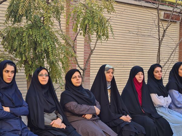 آئین نواختن زنگ مهر در دبیرستان دخترانه فرهنگ ۱۳ 
