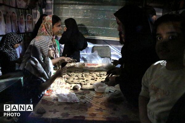 غرفه دانش‌آموزان استثنایی یزد با هنرنمایی سفالگری