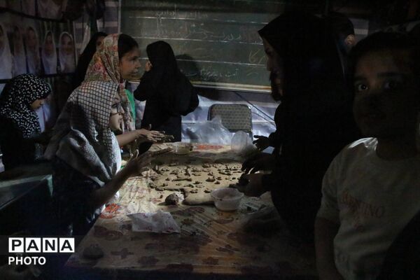 غرفه دانش‌آموزان استثنایی یزد با هنرنمایی سفالگری
